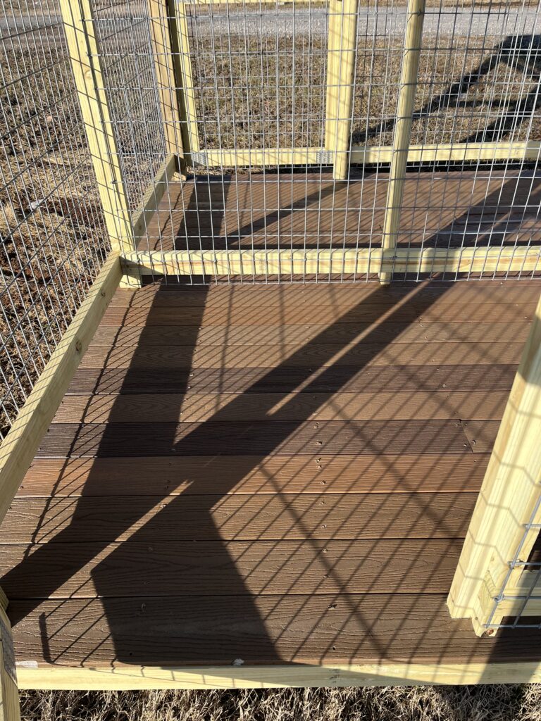 Composite floor in double kennel