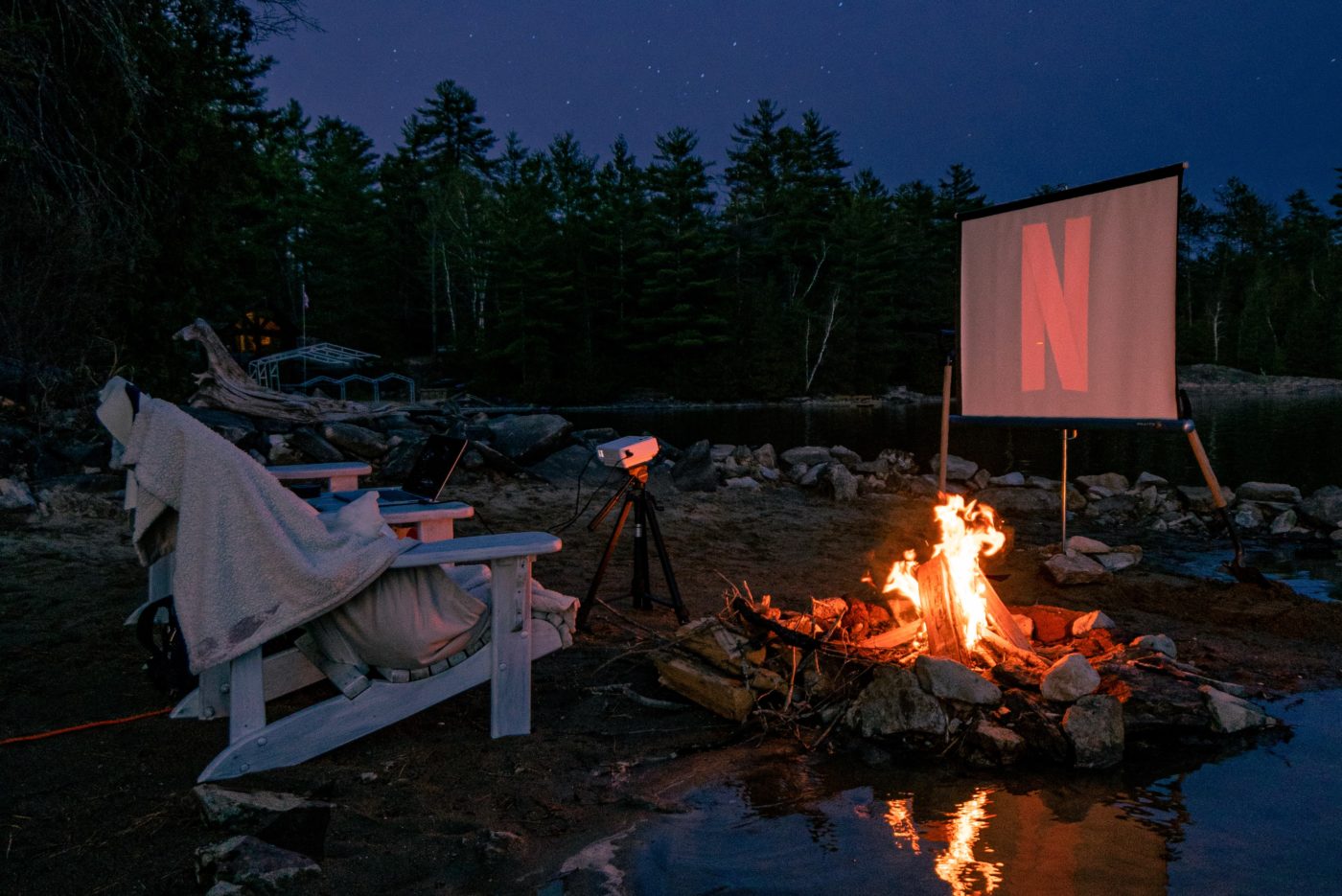 outdoor entertainment projector screen