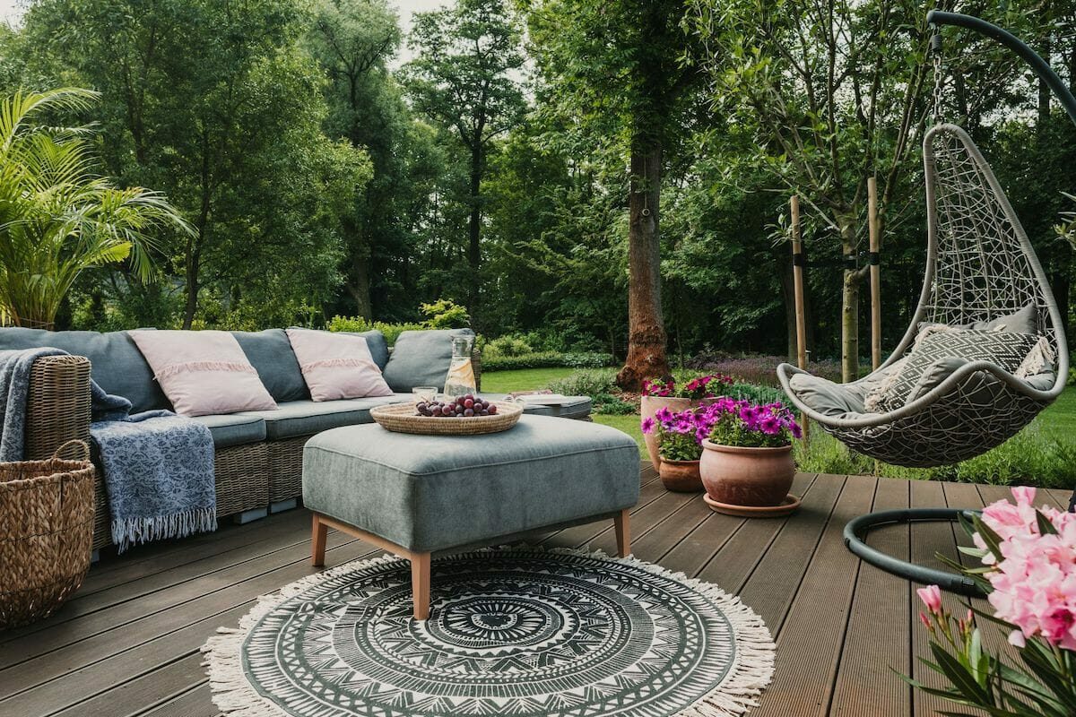 how to make your backyard cozy with patio furniture ideas